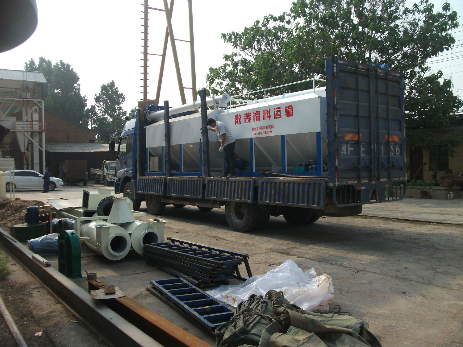 散裝飼料運(yùn)輸車(chē)